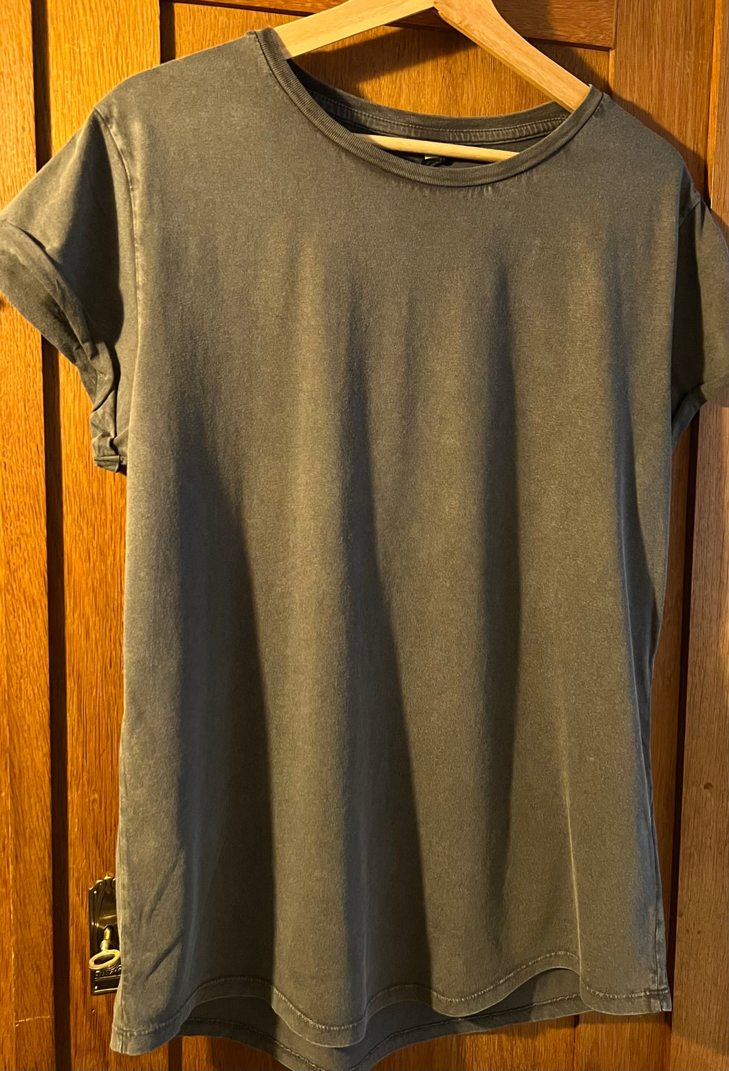 T-Shirt Biene am Nacken, Stone washed grey, L