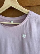 Lade das Bild in den Galerie-Viewer, T-Shirt Biene, S, purple rose
