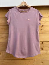 Lade das Bild in den Galerie-Viewer, T-Shirt Alma s mit besticktem Herz purple rose
