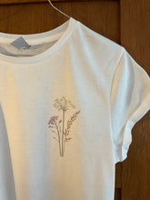 Lade das Bild in den Galerie-Viewer, T-Shirt Wildblume umgenähte Ärmel
