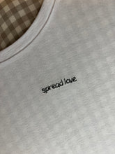 Lade das Bild in den Galerie-Viewer, T-Shirt „spread love“
