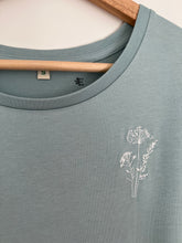 Lade das Bild in den Galerie-Viewer, T-Shirt Wildblume bestickt
